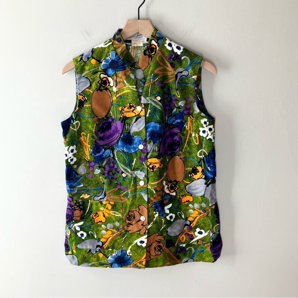 VINTAGE Hawaiian Floral Sleeveless Button Down Top